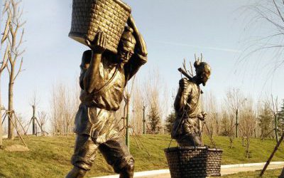 玻璃鋼仿銅民俗農(nóng)場(chǎng)戶外挑糧食的人物雕塑