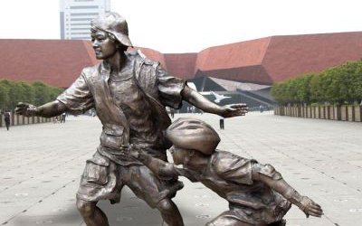 城市廣場(chǎng)擺放玻璃鋼仿銅滑旱冰兒童人物雕塑