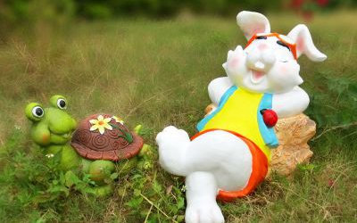 公園草坪上玻璃鋼卡通休息的兔子和烏龜雕塑