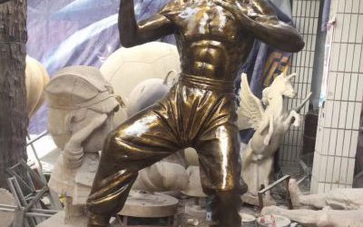 商場室內擺放名人李小龍打拳玻璃鋼仿銅雕塑