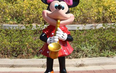 景區玻璃鋼卡通彩繪米妮雕塑