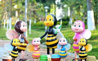 戶外景區游樂場玻璃鋼彩繪卡通蜜蜂雕塑