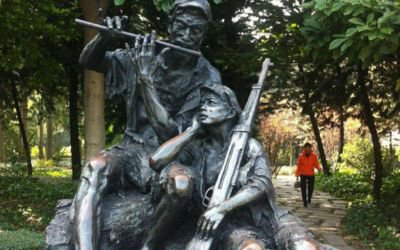 公園玻璃鋼仿銅趴著聽號角的八路軍雕塑