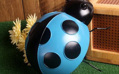 室內(nèi)擺放的淺藍(lán)色的玻璃鋼仿真七星瓢蟲雕塑