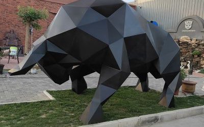 草坪上擺放的玻璃鋼創(chuàng)意幾何華爾街牛雕塑