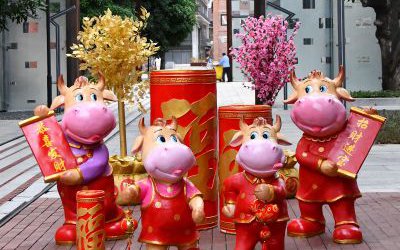 商業(yè)街商場擺放的恭喜發(fā)財(cái)玻璃鋼卡通牛雕塑