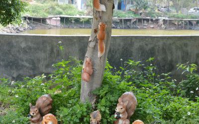 園林景區一群玻璃鋼仿真動物松鼠雕塑