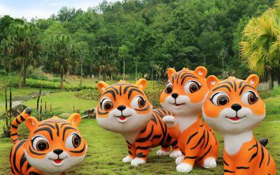 公園里擺放的玻璃鋼卡通小老虎雕塑