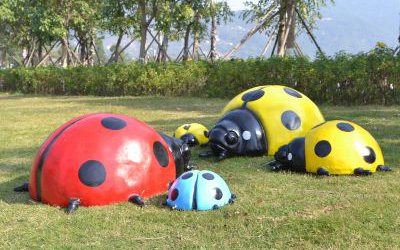 園林里擺放的玻璃鋼卡通仿真動物七星瓢蟲雕塑