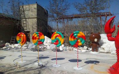 景區(qū)游樂場(chǎng)彩繪玻璃鋼棒棒糖雕塑