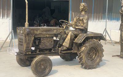 開拖拉機的玻璃鋼仿銅農耕人物雕塑