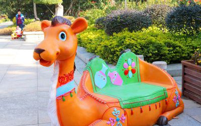 玻璃鋼卡通駱駝座椅雕塑戶外幼兒園美陳裝飾擺件
