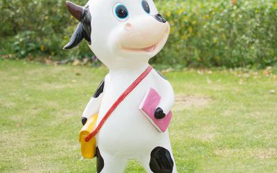 玻璃鋼卡通小奶牛雕塑公園草坪美陳裝飾品擺件