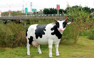 城市街道一只玻璃鋼仿真奶牛雕塑