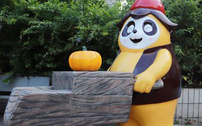 小區(qū)觀光景區(qū)卡通推車玻璃鋼熊貓雕塑