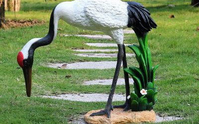 玻璃鋼彩繪仿真戶外街道低頭覓食的仙鶴雕塑