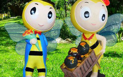 廣場公園彩繪推車拿花玻璃鋼蜜蜂雕塑