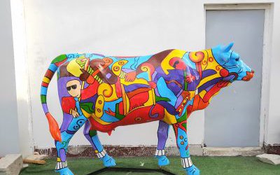 商場里擺放的玻璃鋼彩繪牛雕塑