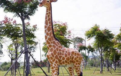 玻璃鋼彩繪創(chuàng)意戶外園林景觀大型仿真長(zhǎng)頸鹿雕塑