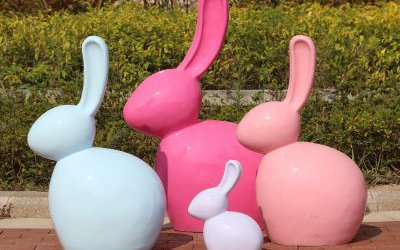 花園商場(chǎng)四只玻璃鋼卡通抽象兔子雕塑