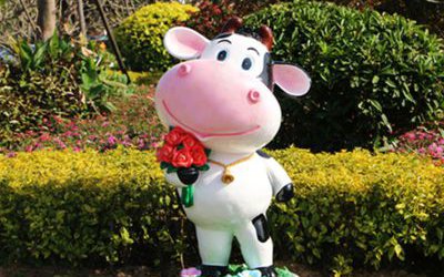公園戶(hù)外玻璃鋼卡通小奶牛雕塑