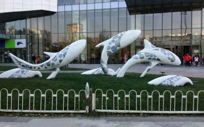 商場門口玻璃鋼彩繪鯨魚景觀雕塑