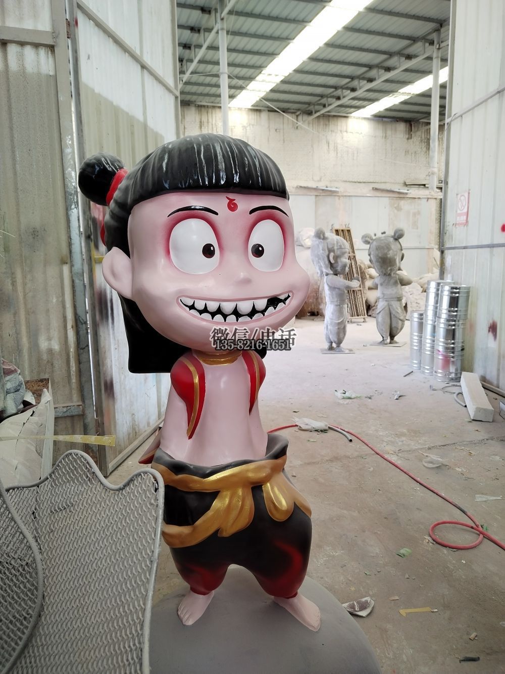 瞪眼插兜哪吒雕塑